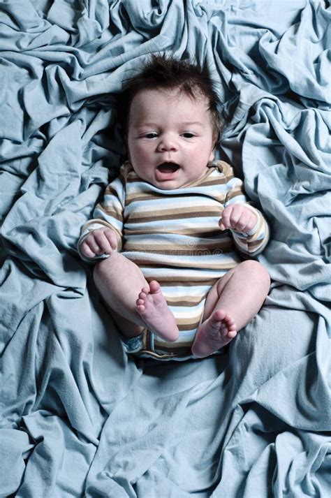 Un bambino disteso su un soffice coprifasciatoio colorato