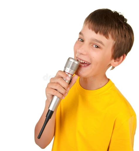 Bambino autistico che canta con espressione felice
