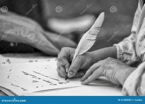 Mani di un bambino che scrivono una poesia con immagini