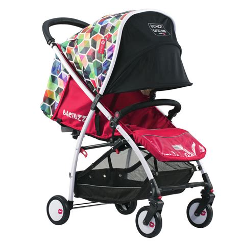 Passeggino Baciuzzi BX rosa in un contesto urbano moderno