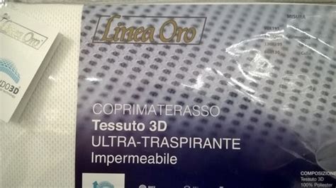 Dettaglio tecnico del tessuto 3D traspirante e del logo riflettente