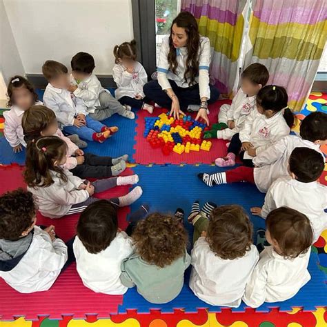 bambini asilo nido seduti a tavolo mezzaluna