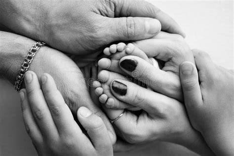 Mani di genitore e neonato