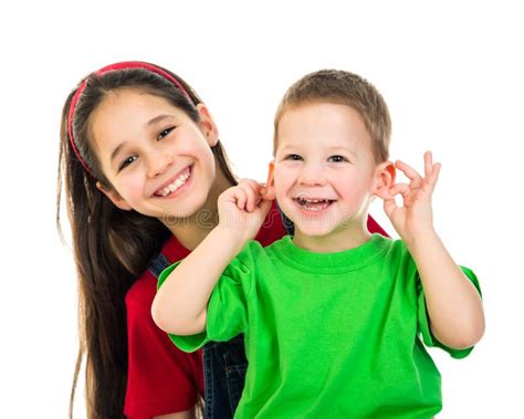 Bambini felici con abbigliamento comodo