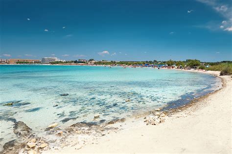 Veduta panoramica della costa di Porto Cesareo con il suo mare cristallino