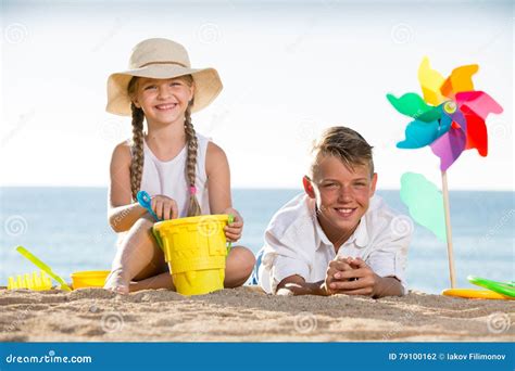 bambini che giocano in spiaggia con paletta e secchiello
