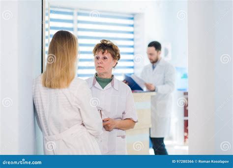 personale medico che discute con un paziente