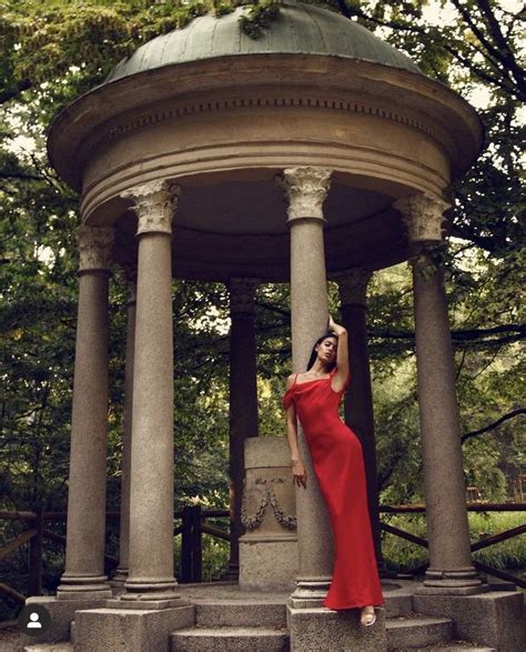 Donne con forme pronunciate in pose artistiche