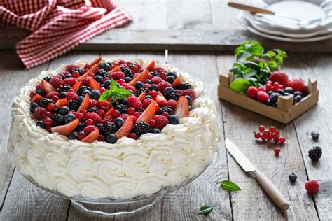 Esempio di torta decorata con frutti di bosco e panna