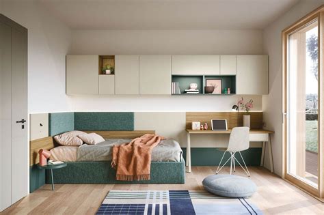 illustrazione di una cameretta moderna con arredi in legno naturale che mostrano un letto evolutivo in diverse configurazioni