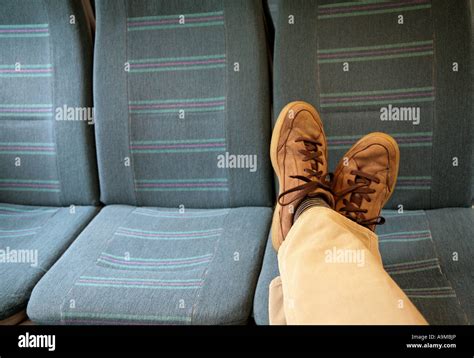Bambino che mette i piedi sul sedile dell'auto