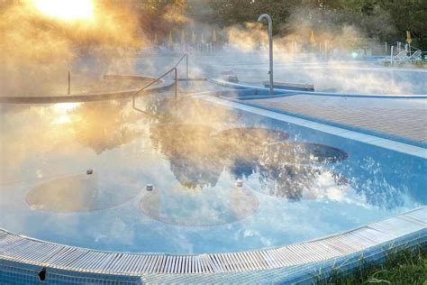 rappresentazione stilizzata dell'acqua termale che sgorga dalla fonte Boiola