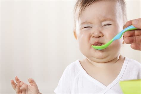Bambino che assaggia cibo