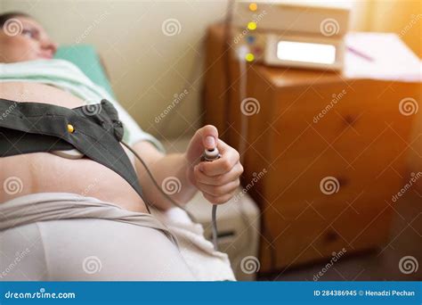 Donna incinta durante un elettrocardiogramma