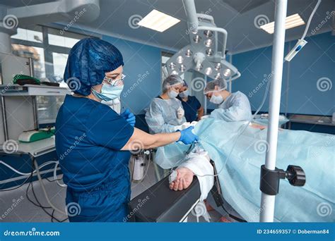 Anestesista che spiega la procedura dell'epidurale a una paziente