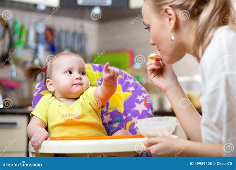 Bambino che mangia con la mamma
