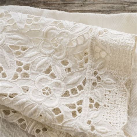 Motivi floreali traforati di un pizzo Sangallo classico