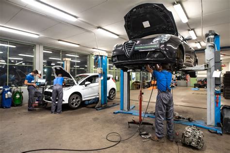 Officina meccanica con tecnico al lavoro