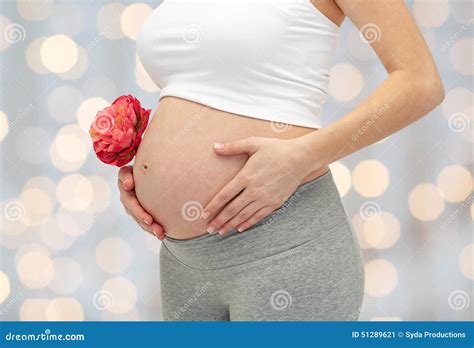 Donna in gravidanza che tocca la pancia