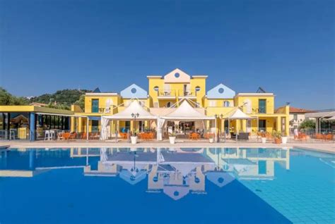 Veduta panoramica esterna dell'Hotel Posidonia con la piscina stagionale in primo piano