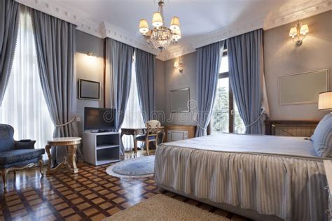 Interno di una camera classica con balcone e arredi in stile moderno