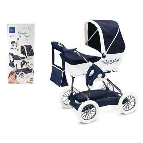 Bambino che spinge la carrozzina Inglesina giocattolo