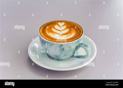 Una tazza di cappuccino preparato con latte di avena su un tavolino di un bar moderno