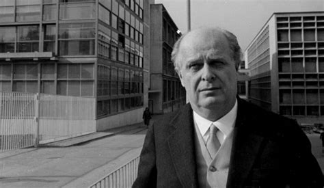 Ritratto stilizzato di Adriano Olivetti con elementi grafici che richiamano lo stile editoriale di Egidio Bonfante