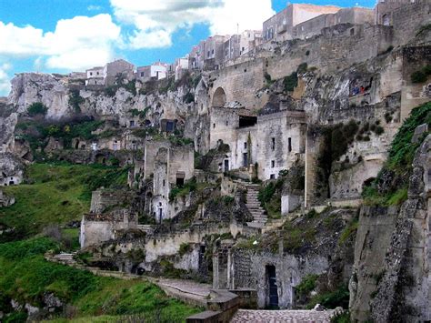 Veduta d'epoca del borgo La Martella presso Matera, esempio di integrazione architettonica e sociale