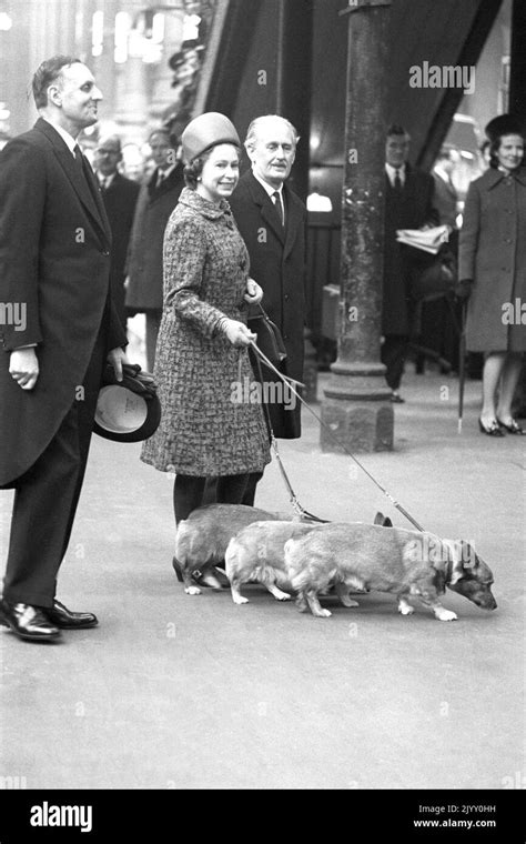 Fotografia del 1960 della Regina Elisabetta incinta alla stazione di Liverpool Street