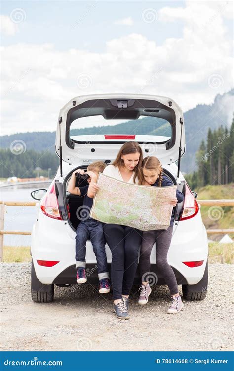 Famiglia felice che viaggia con un bambino piccolo