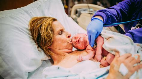 Cecile Eledge tiene in braccio la nipotina Uma Louise Dougherty Eledge, circondata dal figlio Matthew e dal suo compagno Elliott Dougherty