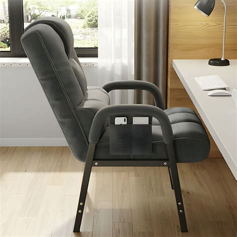 Una moderna sdraietta reclinabile in un ambiente domestico luminoso ed elegante