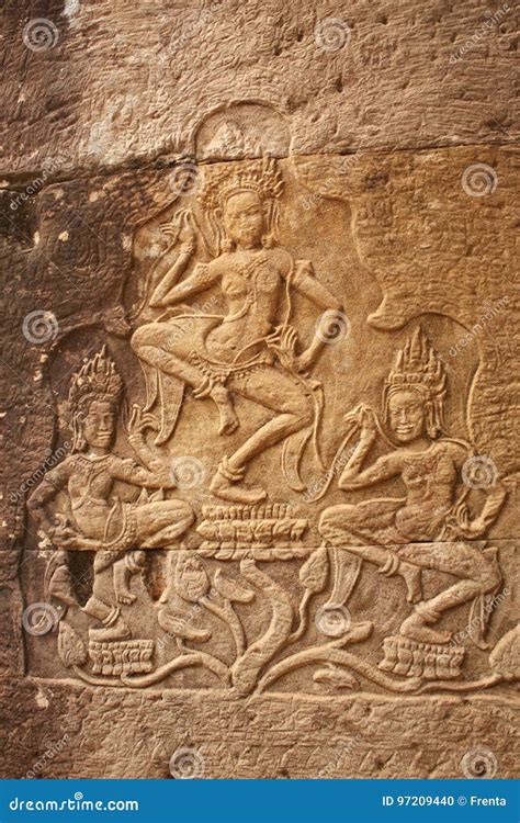 Bassorilievo raffigurante l'aborto addominale ad Angkor Wat