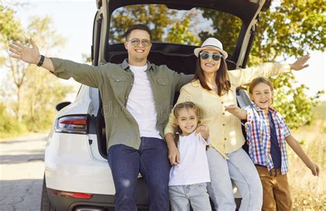 Famiglia felice in auto a noleggio