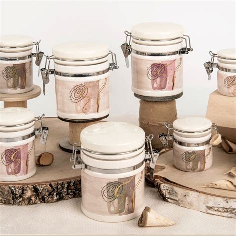 Buffet di confetti in barattoli con decorazioni celesti