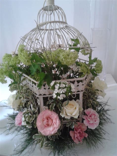 Decorazione per location con gabbietta e rose