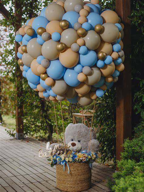 Mongolfiera decorativa con cestino e palloncini