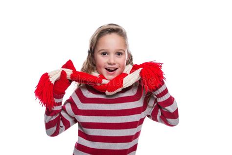 Bambina che indossa un berretto invernale