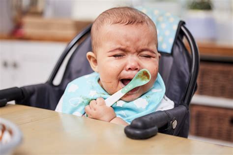 Bambino che piange mentre mangia