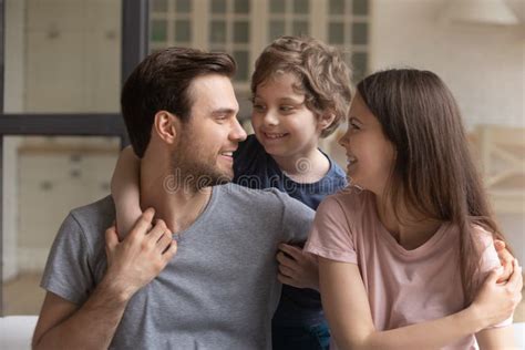 Genitore che abbraccia il bambino