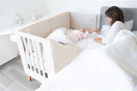 Culla co-sleeping installata accanto a un letto matrimoniale