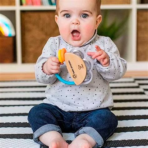 Bambino di 5 mesi che gioca con un sonaglio Montessori