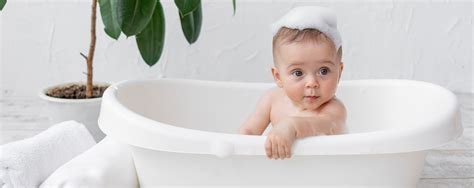 Bambino sereno durante il bagnetto