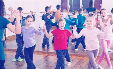 Bambini che cantano e ballano insieme