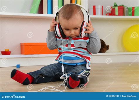 Bambino che ascolta musica con cuffie