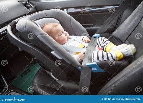 Bambino che dorme comodamente nel seggiolino reclinato