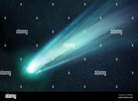 illustrazione di una cometa che attraversa il cielo notturno