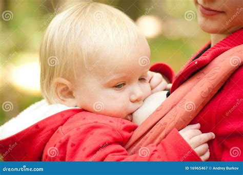 Bambino allattato al seno