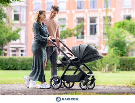 Immagine di famiglia che passeggia con il passeggino Maxi-Cosi Oxford in un parco